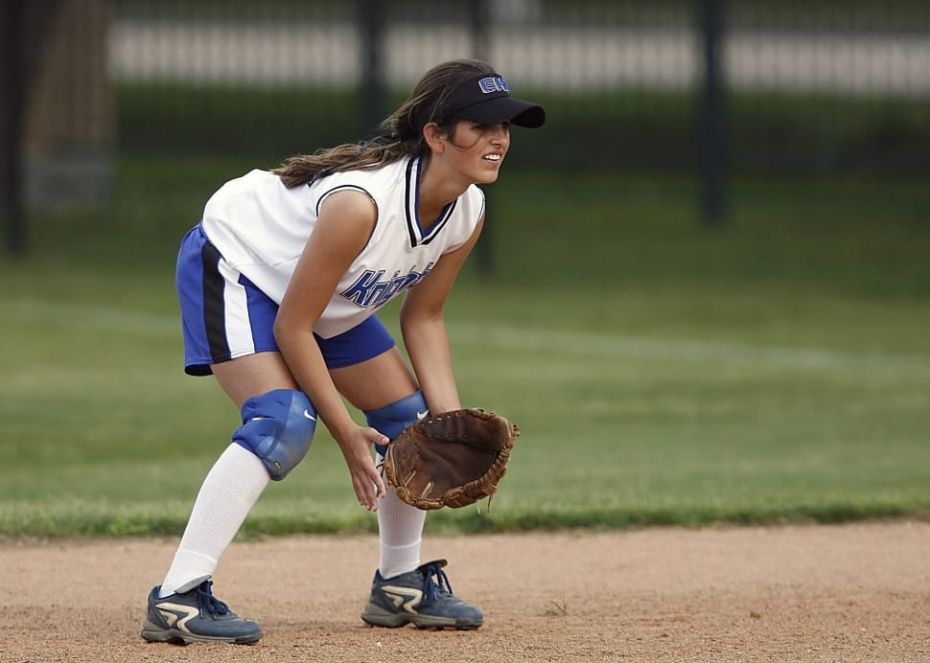 Fille qui joue softball coach